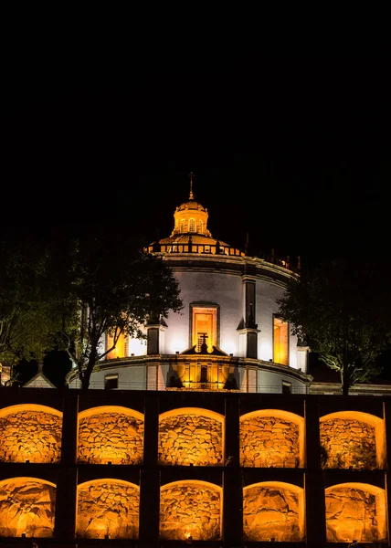 Geceleri aydınlatılan Serra Pilar monastery için görüntüleyin