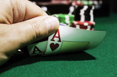 Poker fişleri ve maça ası ve yeşil bir mat kupa ası