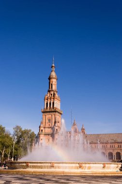 Çeşme ve gökkuşağı İspanya Meydanı Seville, Endülüs, İspanya