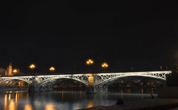 Gece görünümü Triana Köprüsü, Sevilla, Endülüs, İspanya.