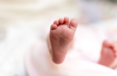 ayak ve parmak odak dışı beyaz arka plan ile yeni doğan bir bebek.