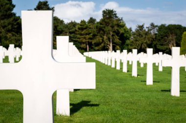 Fransa Amerikan savaş mezarlığı (Colleville-sur-Mer), Normandiya Omaha Beach, yakınındaki beyaz haçlar