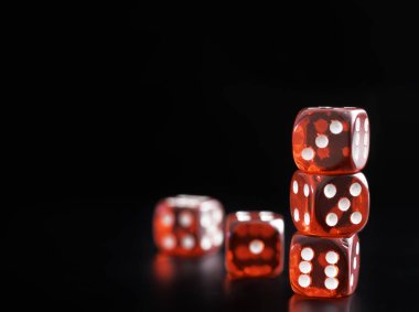 ayrıntı siyah arka plan üzerine beş kırmızı zar