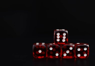 ayrıntı siyah arka plan üzerine beş kırmızı zar