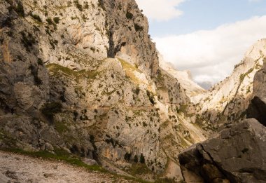 Hiking trail boyunca Picos de Europa, Asturias ve Leon, İspanya arasında aracılığıyla ünlü umurunda river gorge.