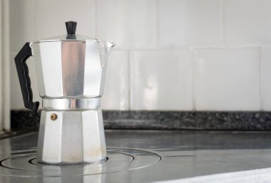 Bir tipik İtalyan kahve makinesi, üzerinde eski bir kömür mutfak yerleştirilen görüntüsünü kapatmak.
