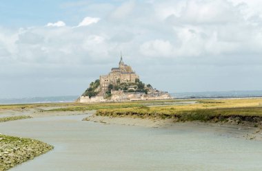 Kış manzara Leon, İspanya, çam ile forrest ön plan ve kar kaplı dağlar içinde belgili tanımlık geçmiş,