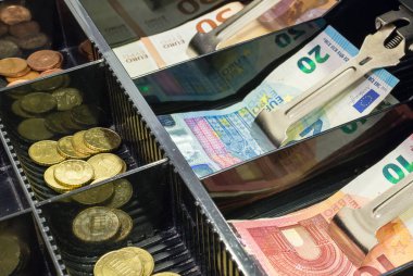 Yazar kasa çekmece sikke ve euro faturaları dolu yüksek açılı görünüş