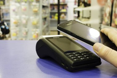 Mobil ödeme kavramı. Müşteri bir tüccar Nfc teknolojisi ile cep telefonu ile ödeme.