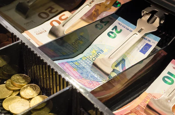 Yazar kasa çekmece sikke ve euro faturaları dolu yüksek açılı görünüş