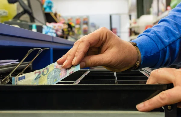 Primer Plano Persona Manos Que Sostienen Factura Euros Caja Registradora —  Fotos de Stock