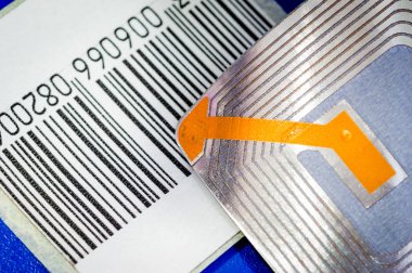 Bir kod bar izleme ve tanıma amaçlı ve hırsızlığa karşı koruma sistemi ticaret ve perakende olarak kullanılan RFID Etiketler ana yakın çekim.