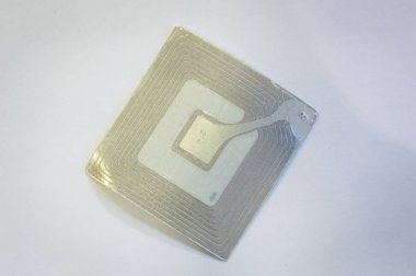 İzleme ve tanıma amaçlı ve hırsızlığa karşı koruma sistemi ticaret ve perakende olarak kullanılan RFID etiketleri kapat.