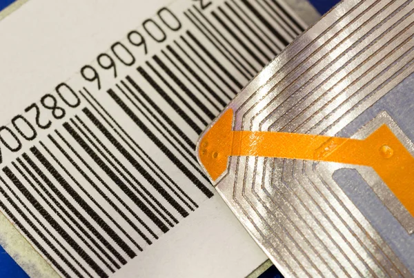 Bir kod bar izleme ve tanıma amaçlı ve hırsızlığa karşı koruma sistemi ticaret ve perakende olarak kullanılan RFID Etiketler ana yakın çekim.