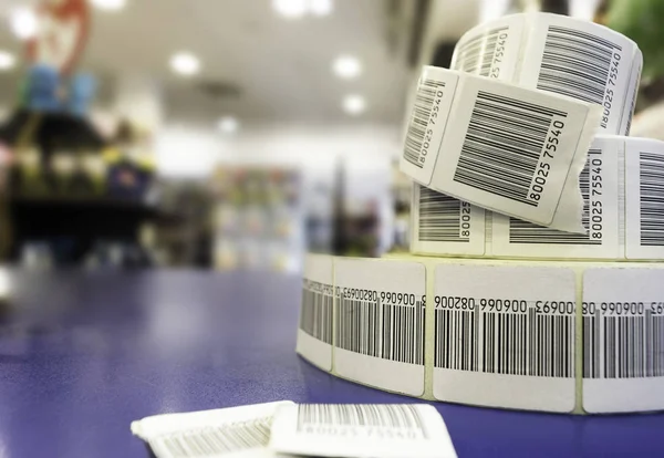 Üç RFID yapışkan etiketler rulo yak²n bir ile arka planda