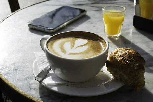 Ontbijt Met Kunst Een Kopje Cappuccino Koffie Met Een Smart — Stockfoto