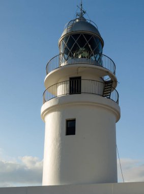Cap Cavallera Menorca Balear Adaları İspanya güneşli bir günde geleneksel beyaz ışık evde