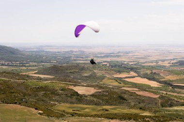 Loarre, Huesca, İspanya vadide üzerinde uçan yamaçparaşütü siluet.
