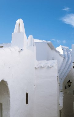 Beyaz duvarları ve balıkçı köyü Binibeca Menorca İspanya çatısı ile tipik bir ikamet görünümü