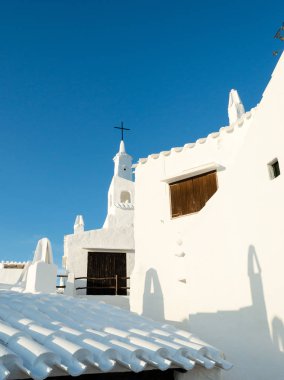 Beyaz duvarları ve balıkçı köyü Binibeca Menorca İspanya çatısı ile tipik bir kilisenin görünümü