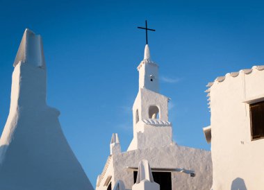 Beyaz duvarları ve balıkçı köyü Binibeca Menorca İspanya çatısı ile tipik bir kilisenin görünümü