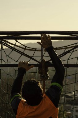 Çamur yarışı kaçakçıları, halatlar kullanarak engelleri yenerek. El ayrıntıları.