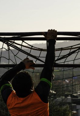 Çamur yarışı kaçakçıları, halatlar kullanarak engelleri yenerek. El ayrıntıları.