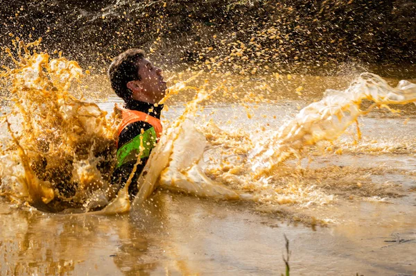 西班牙阿斯图里亚斯的吉洪 2019年2月4日 一名跑步者在泥上的赛车手跳入坑里后飞溅 — 图库照片
