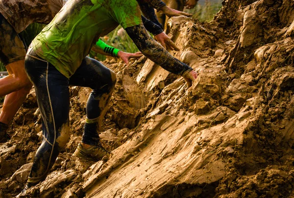 Muddy Obstacle Race Runner Action Mud Run — Stock Photo, Image