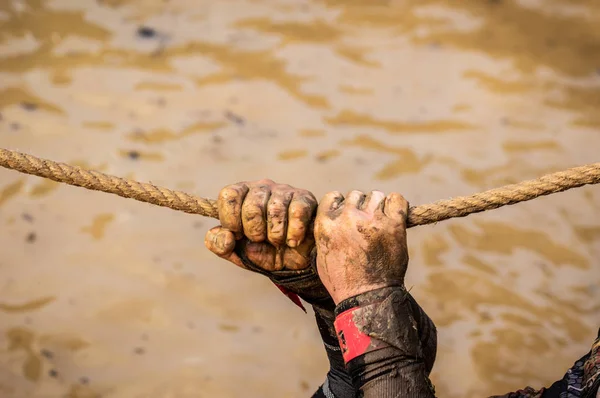 Mud Race Runners Defeating Obstacles Using Ropes Details Hands — Stock Photo, Image