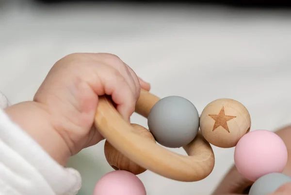 Close Van Een Hand Van Babys Spelen Met Een Houten — Stockfoto