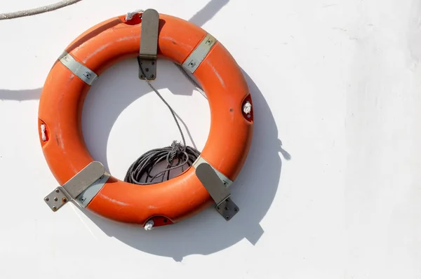 Bouée de sauvetage rouge suspendue sur le côté d'un bateau de pêche . — Photo