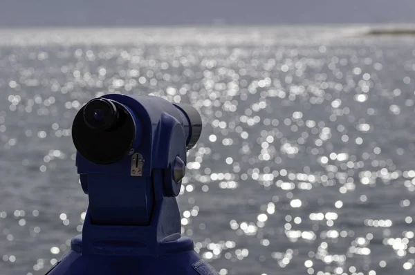 Sullo sfondo di un telescopio turistico panoramico blu che si affaccia sul Mar Mediterraneo — Foto Stock