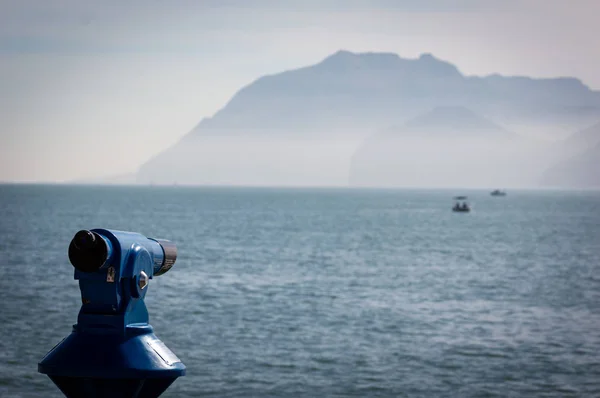 Fond d'un télescope touristique panoramique bleu surplombant la mer Méditerranée avec un bateau . — Photo