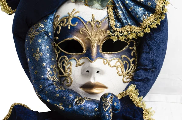 Blauw met gouden elegante traditionele Venetiaanse masker over witte achtergrond — Stockfoto