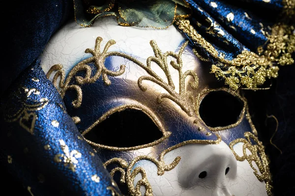 Zbliżenie niebieskiego ze złotym eleganckim tradycyjnym weneckim maską na białym tle — Zdjęcie stockowe