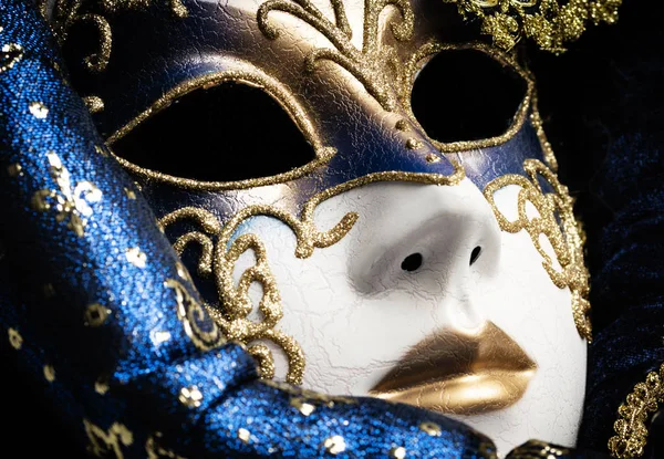 Zbliżenie niebieskiego ze złotym eleganckim tradycyjnym weneckim maską na białym tle — Zdjęcie stockowe