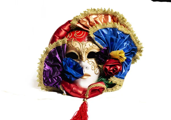 Цветной с золотом элегантная традиционная венецианская маска на белом фоне — стоковое фото