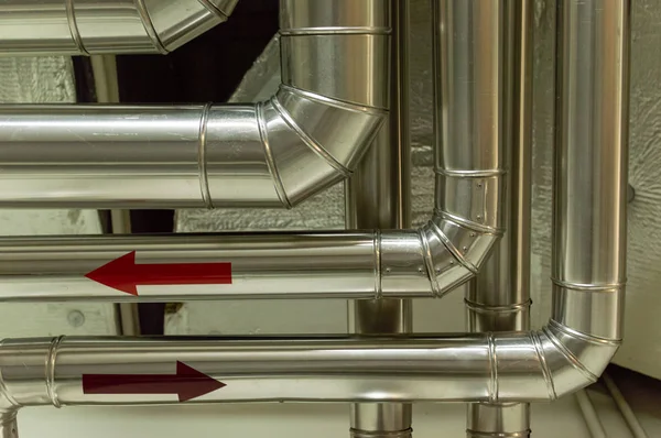 Hvac sisteminin boruları tavandan asıldı. Çatı binasında Isıtma Sistemi