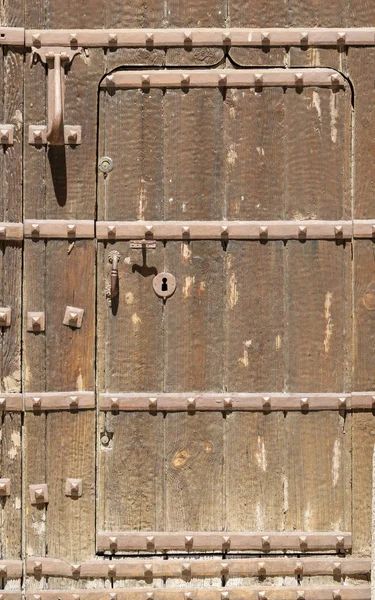 Keyhole w starej panelach drewnianych drzwi z antykami klamką; zardzewiałe i wywietrzone — Zdjęcie stockowe