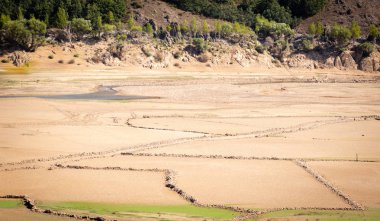 Bir rezervuar geç büyüme sezonunda, su drene.