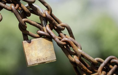 Eski Vintage Asma Kilit Çok Eski Zincir Üzerinde Odaklanmamış Arka Plan Karşı