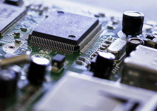 Elektronik devre kartı işlemciyle kapanır. Küçük alan derinliği