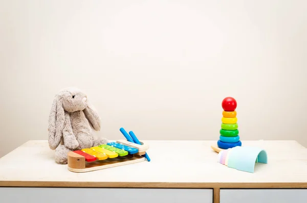 Fundo de brinquedos infantis coloridos contra a parede Brinquedos na mesa de madeira com espaço de cópia para texto — Fotografia de Stock