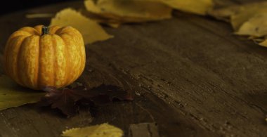 Sonbahar Şükran Günü Arkaplanı Orange Pumpkins ve Fallen Leaves on Wooden Table Place