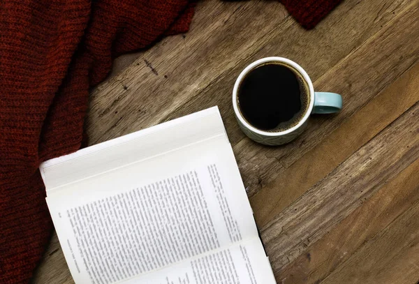 Stillleben, Kaffeetasse mit Buch und rotem Pullover auf einem Holztisch. Ansicht von oben — Stockfoto