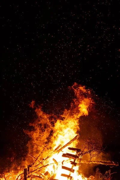 Brennende Hölzer Mit Feuerfunken Flammen Und Rauch Nächtlichen Kamin — Stockfoto