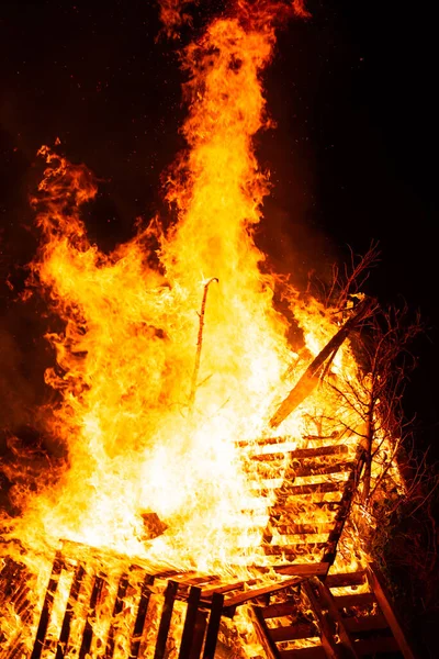 Égető Erdő Tűzzel Lángokkal Füsttel Éjjel Kandalló — Stock Fotó