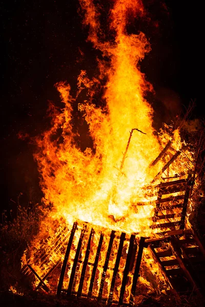 Bosques Ardientes Con Chispas Fuego Llama Humo Chimenea Noche — Foto de Stock