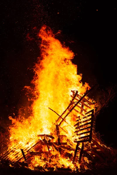 Bosques Ardientes Con Chispas Fuego Llama Humo Chimenea Noche — Foto de Stock